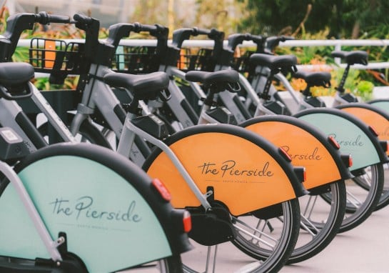 Rentable E-bikes with helmets